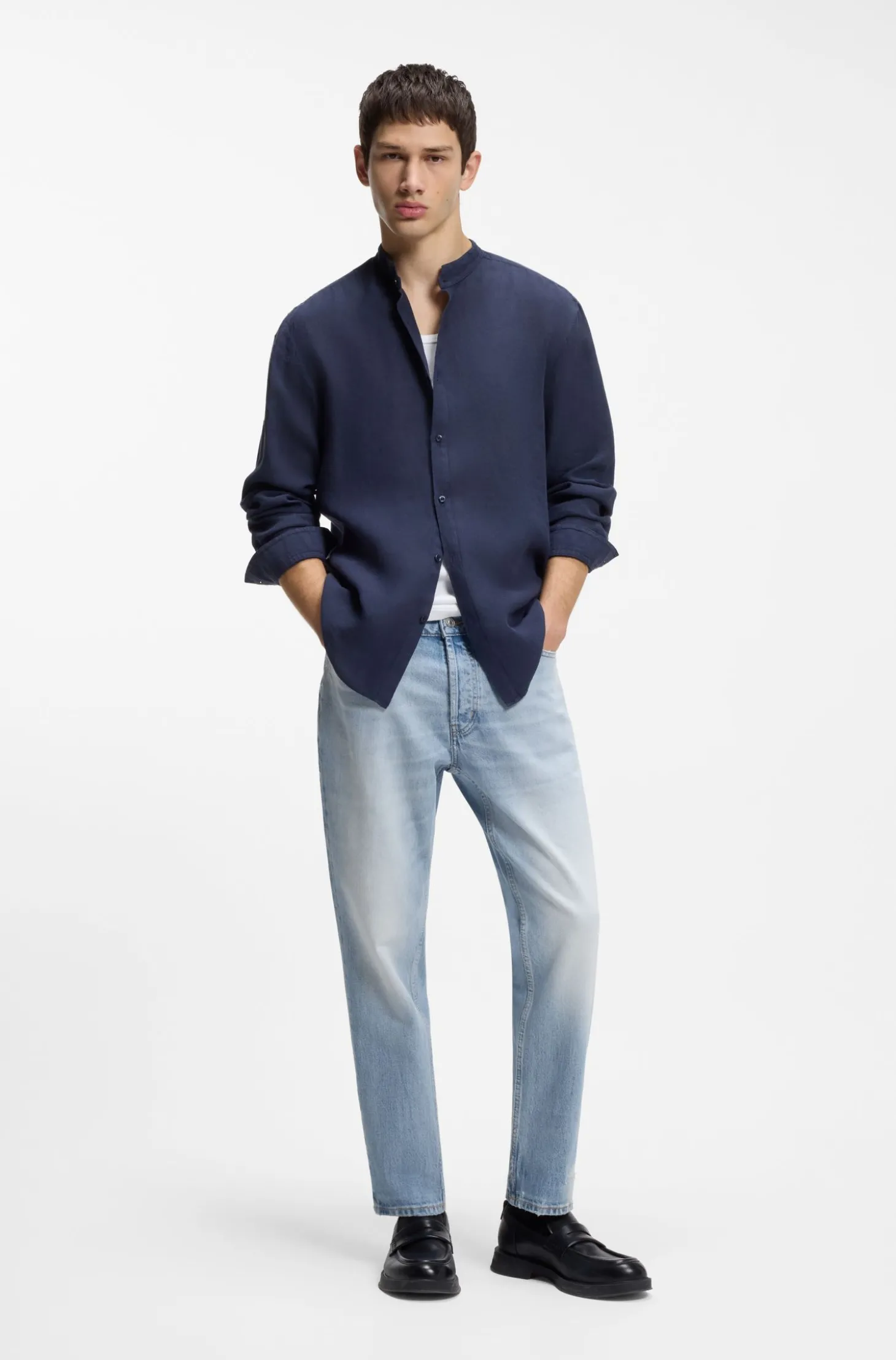 Tapered-Fit Jeans aus hellblauem, elastischem Denim