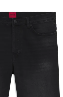 Tapered-Fit Jeans aus schwarzem Stretch-Denim