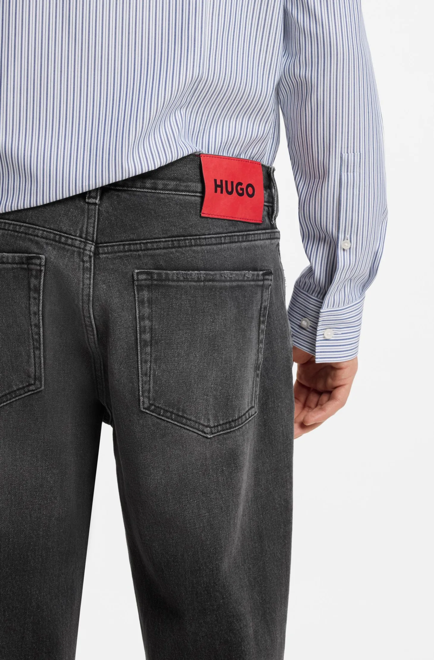 Tapered-Fit Jeans aus schwarzem Stretch-Denim