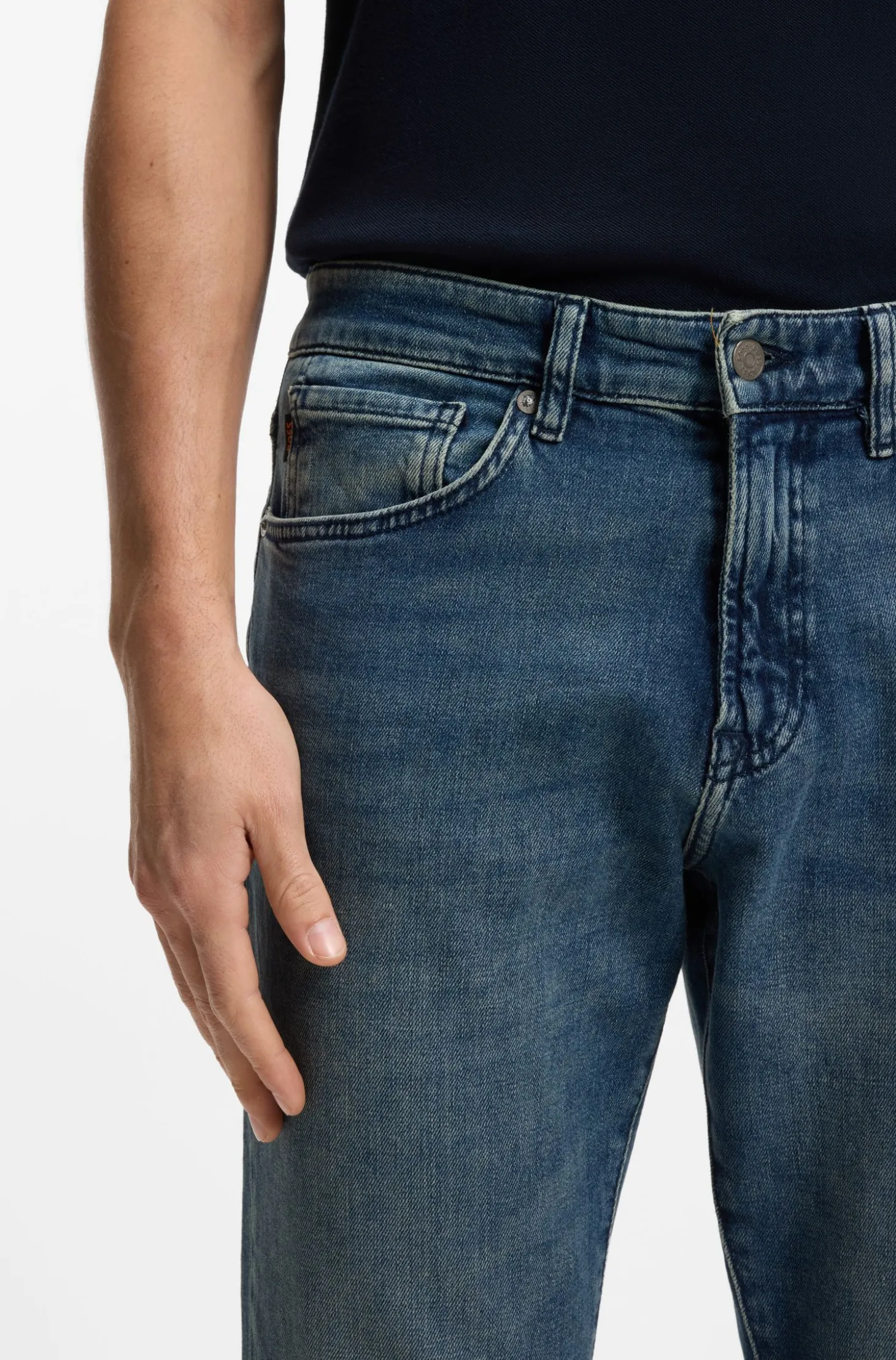 Tapered-Fit Jeans aus verwaschenem blauem Stretch-Denim