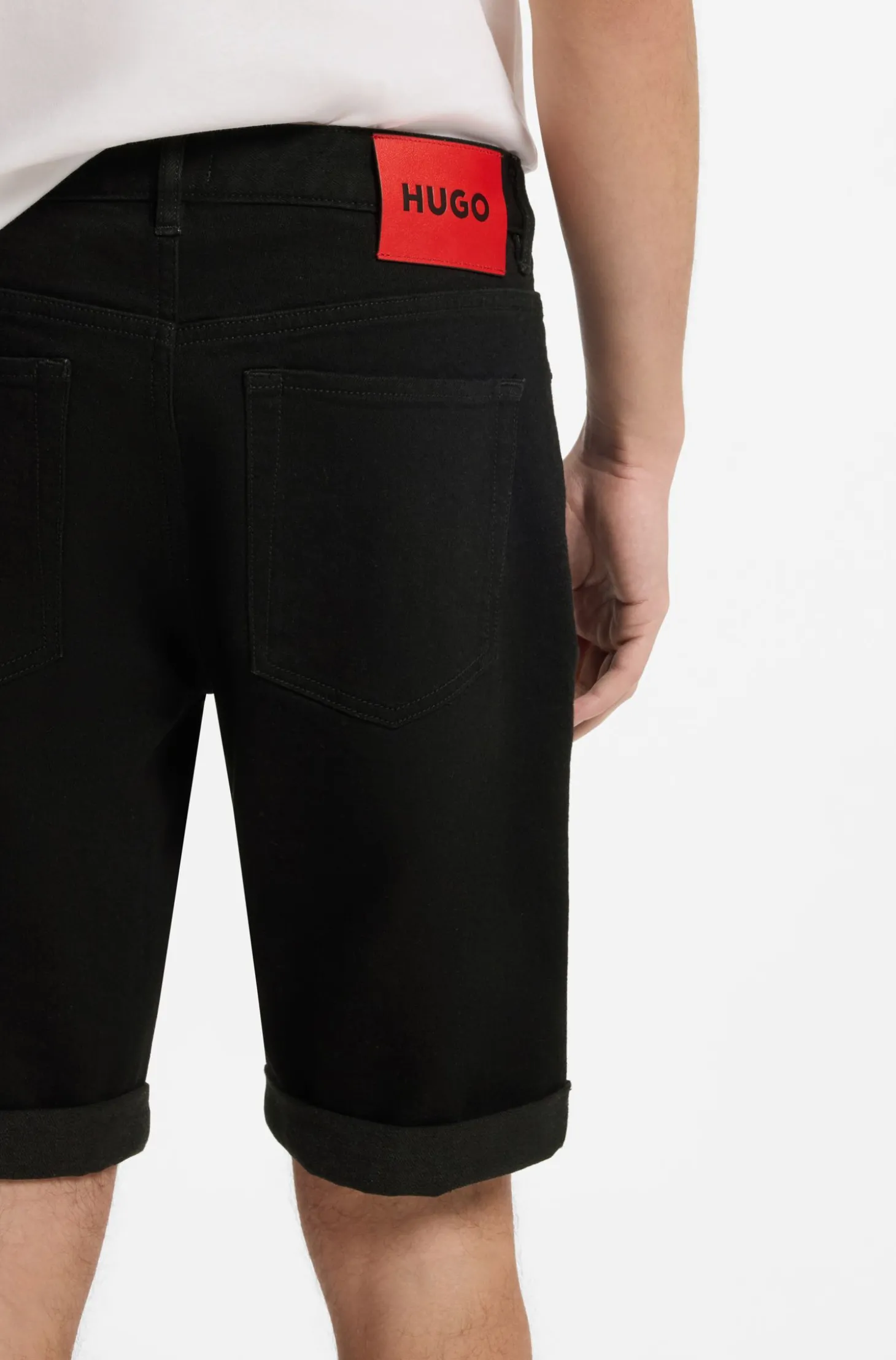 Tapered-Fit Shorts aus schwarzem Stretch-Denim
