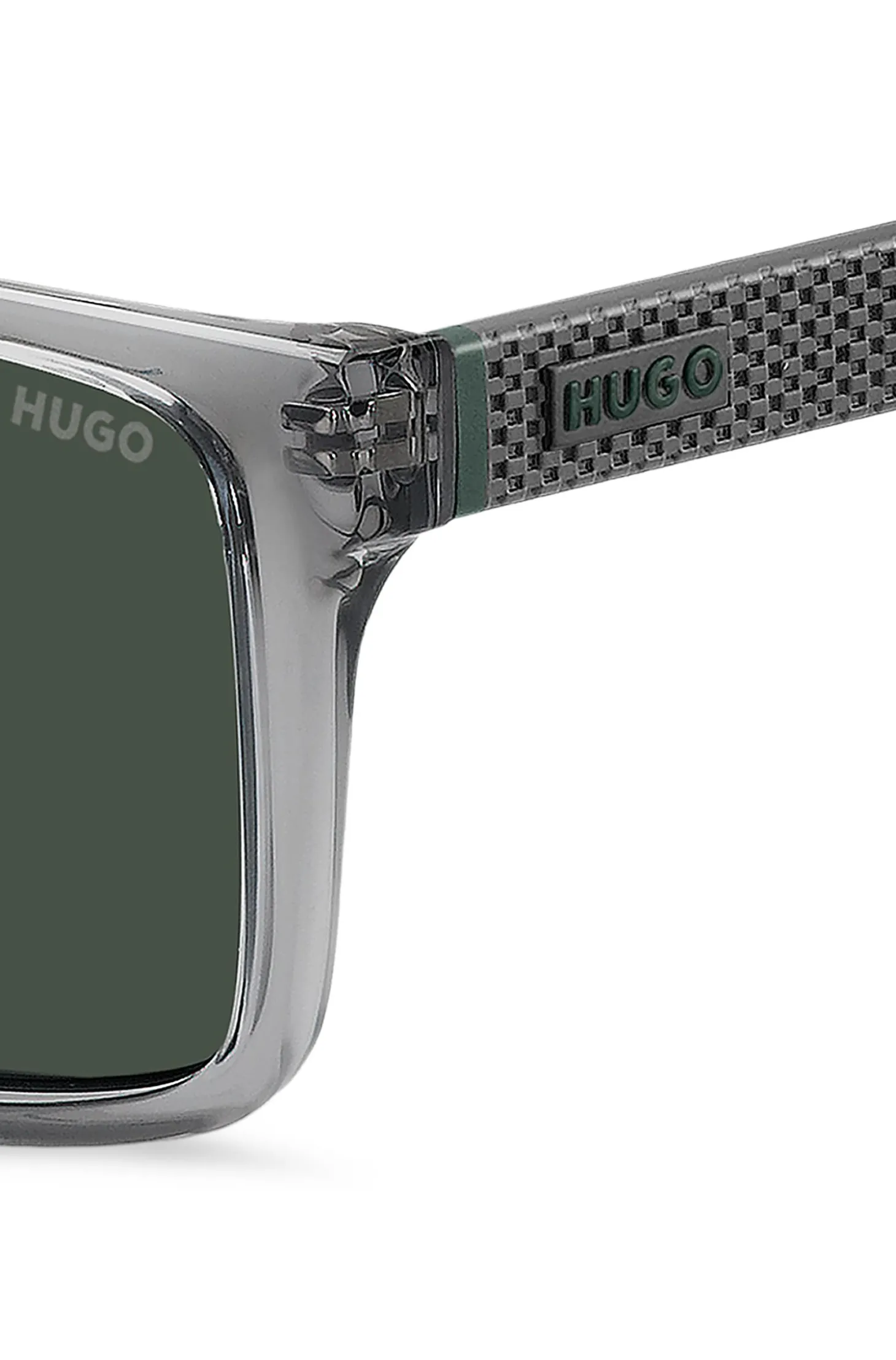 Transparent-graue Sonnenbrille mit gemusterten Bügeln