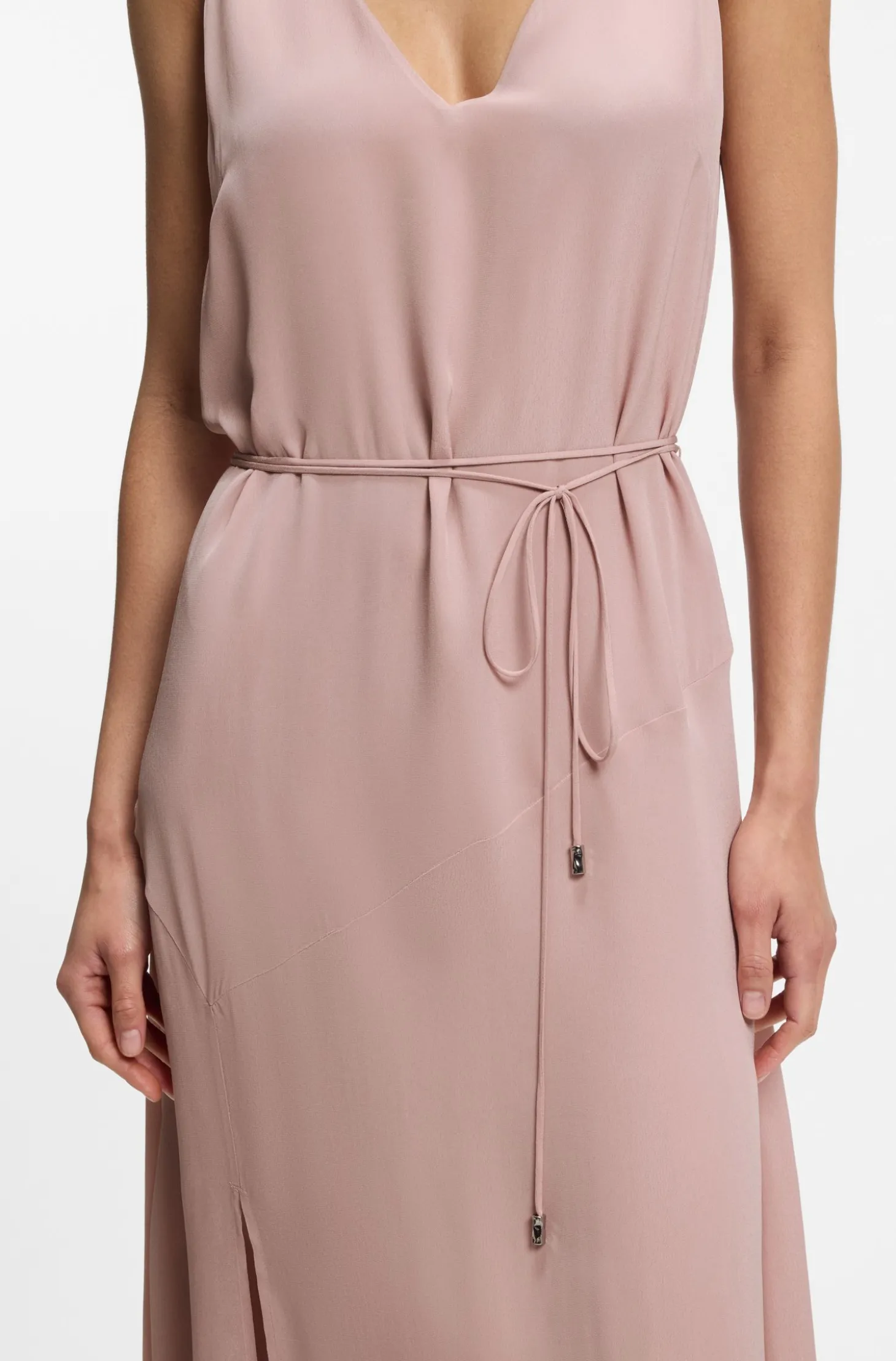 Trägerkleid aus Crêpe de Chine mit V-Ausschnitt