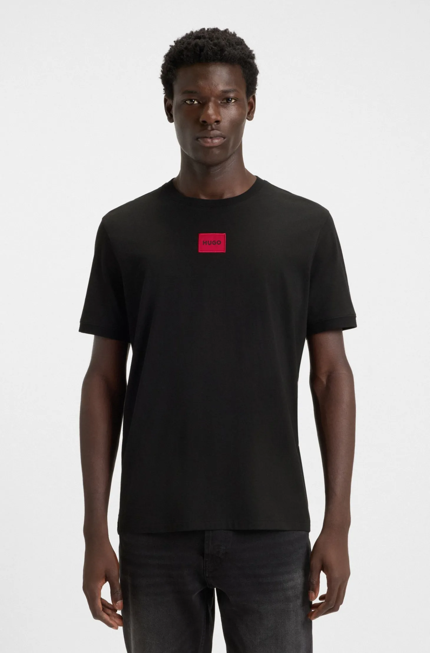 T-Shirt aus Baumwolle mit rotem gewebtem Logo-Label