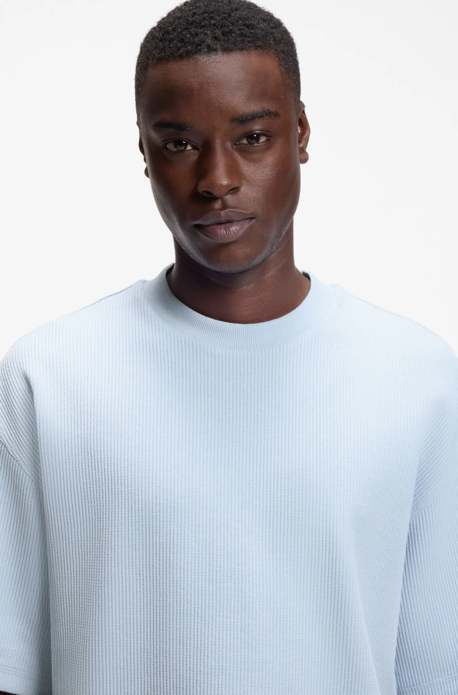 T-Shirt aus Baumwoll-Jersey mit blauem Logo-Aufnäher