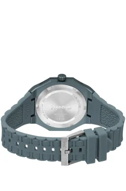 Uhr aus blauem Aluminium mit Logo-Struktur auf dem Zifferblatt