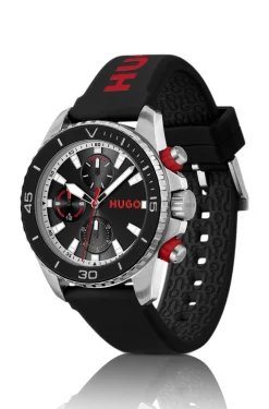 Uhr mit schwarzem Zifferblatt und Logo auf dem Silikonarmband