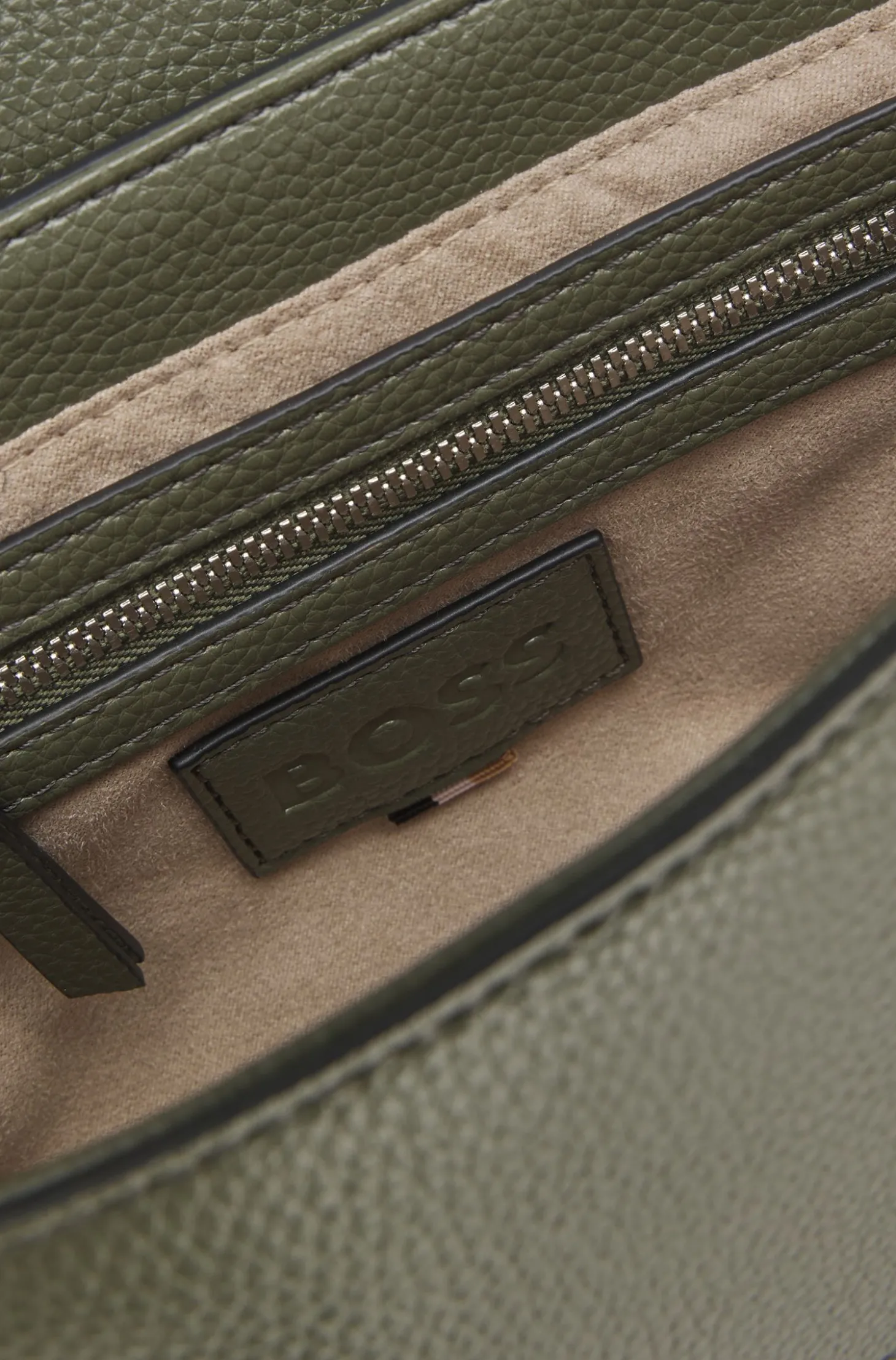 Umhängetasche aus genarbtem Kunstleder mit Double-B-Monogramm