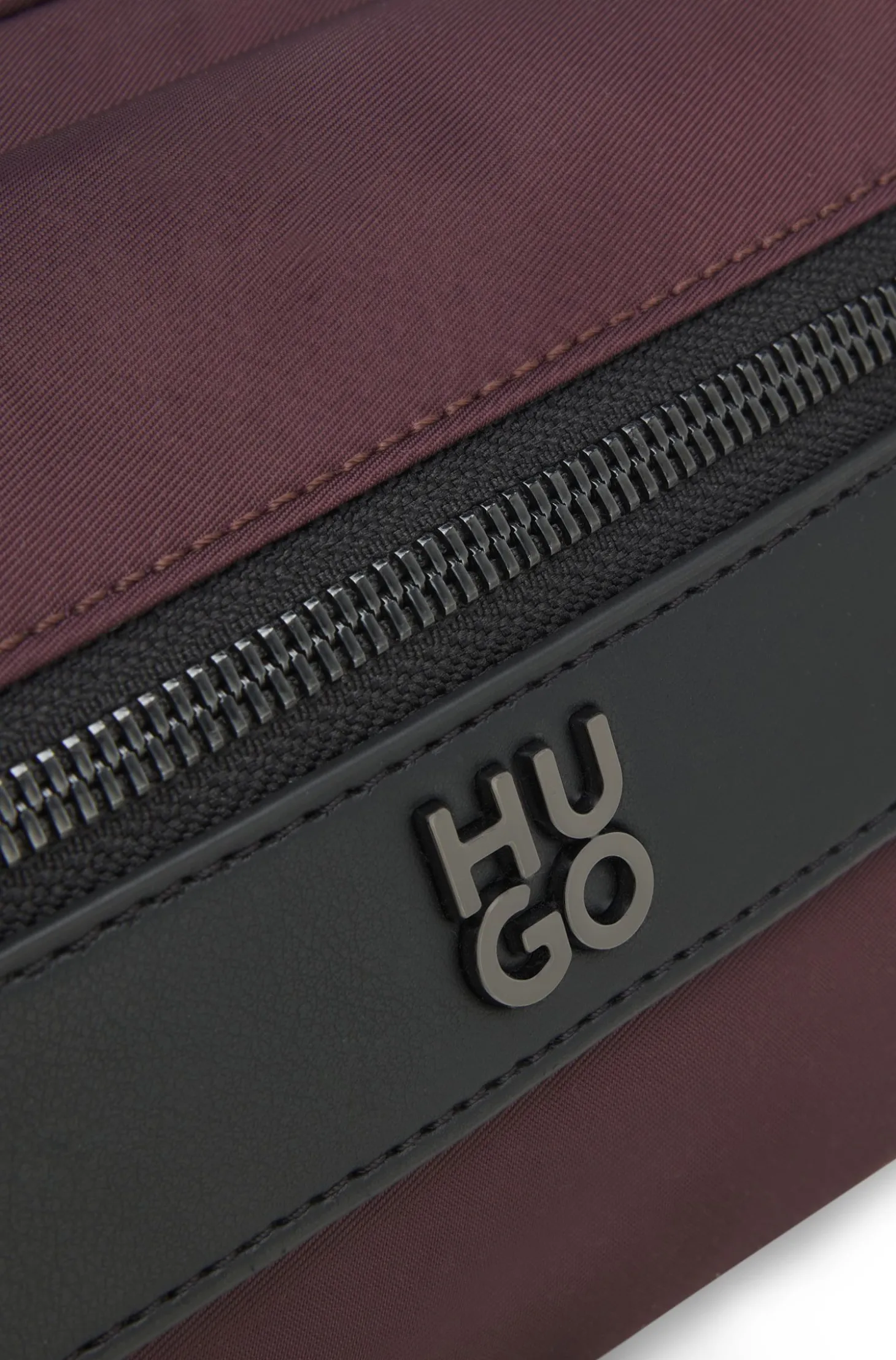 Umhängetasche aus Twill mit Stack-Logo aus Metall