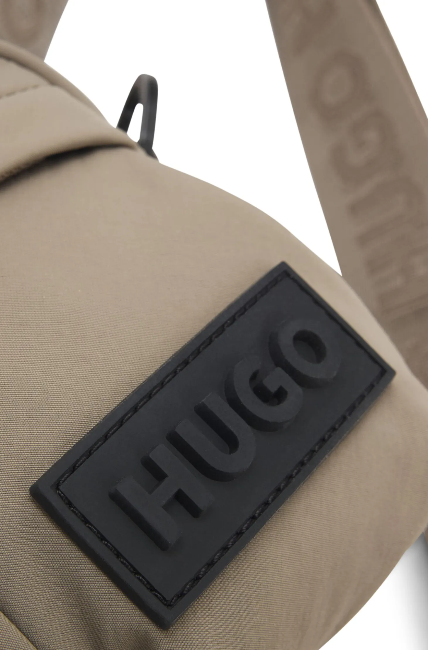 Umhängetasche mit 3D-Logo-Aufnäher aus Gummi