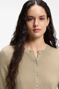 Verkürzte Strickjacke mit geripptem Detail hinten