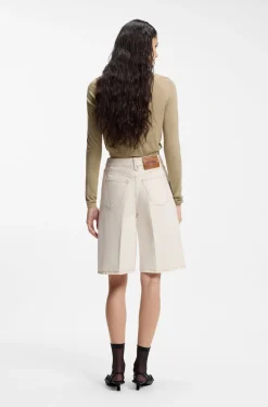 Verkürzte Strickjacke mit geripptem Detail hinten
