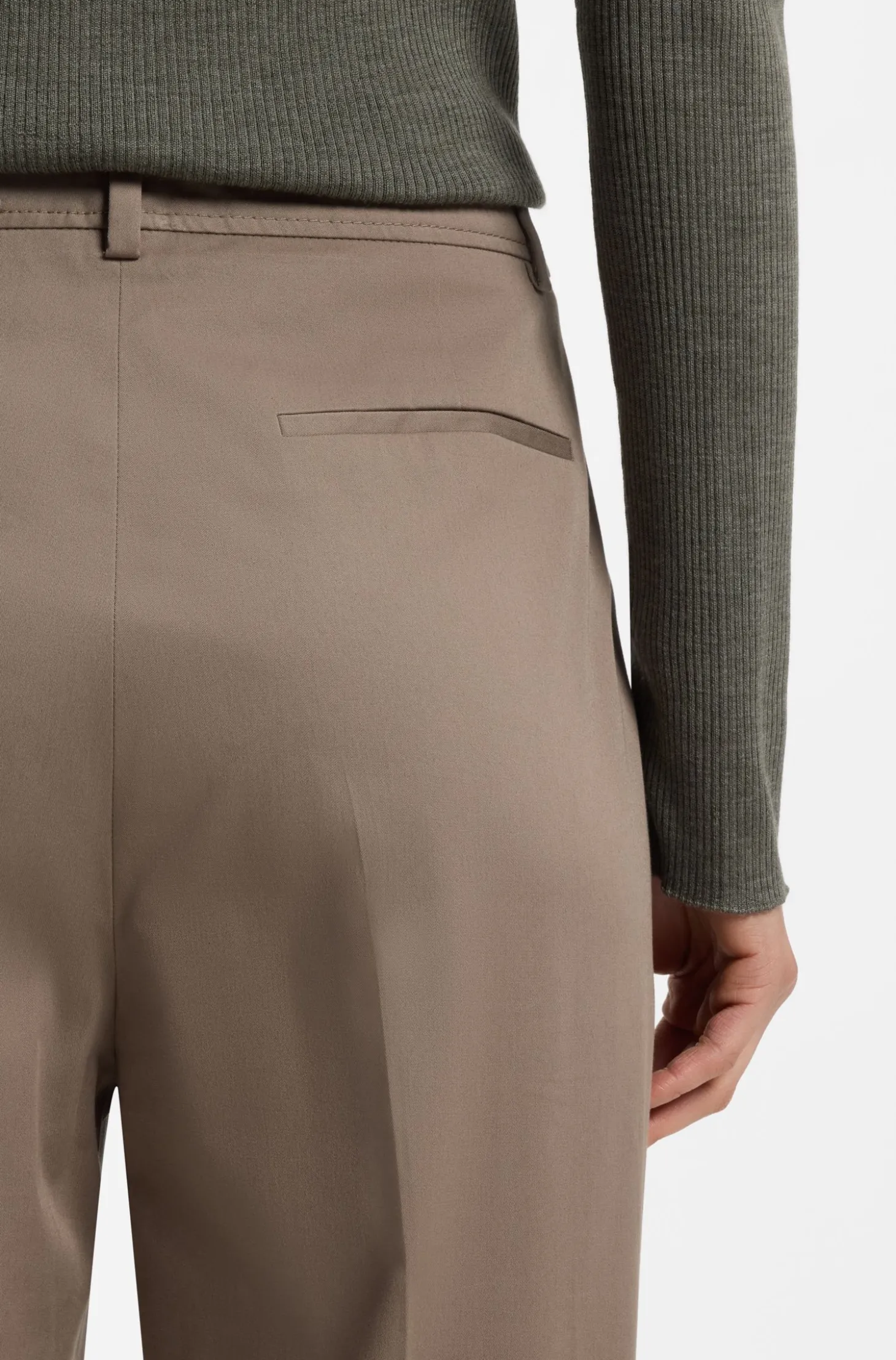 Verkürzte Tapered-Fit Hose aus elastischer Baumwolle