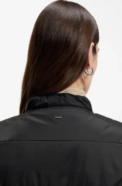 Verstaubare Jacke aus schimmerndem, wasserabweisendem Gewebe