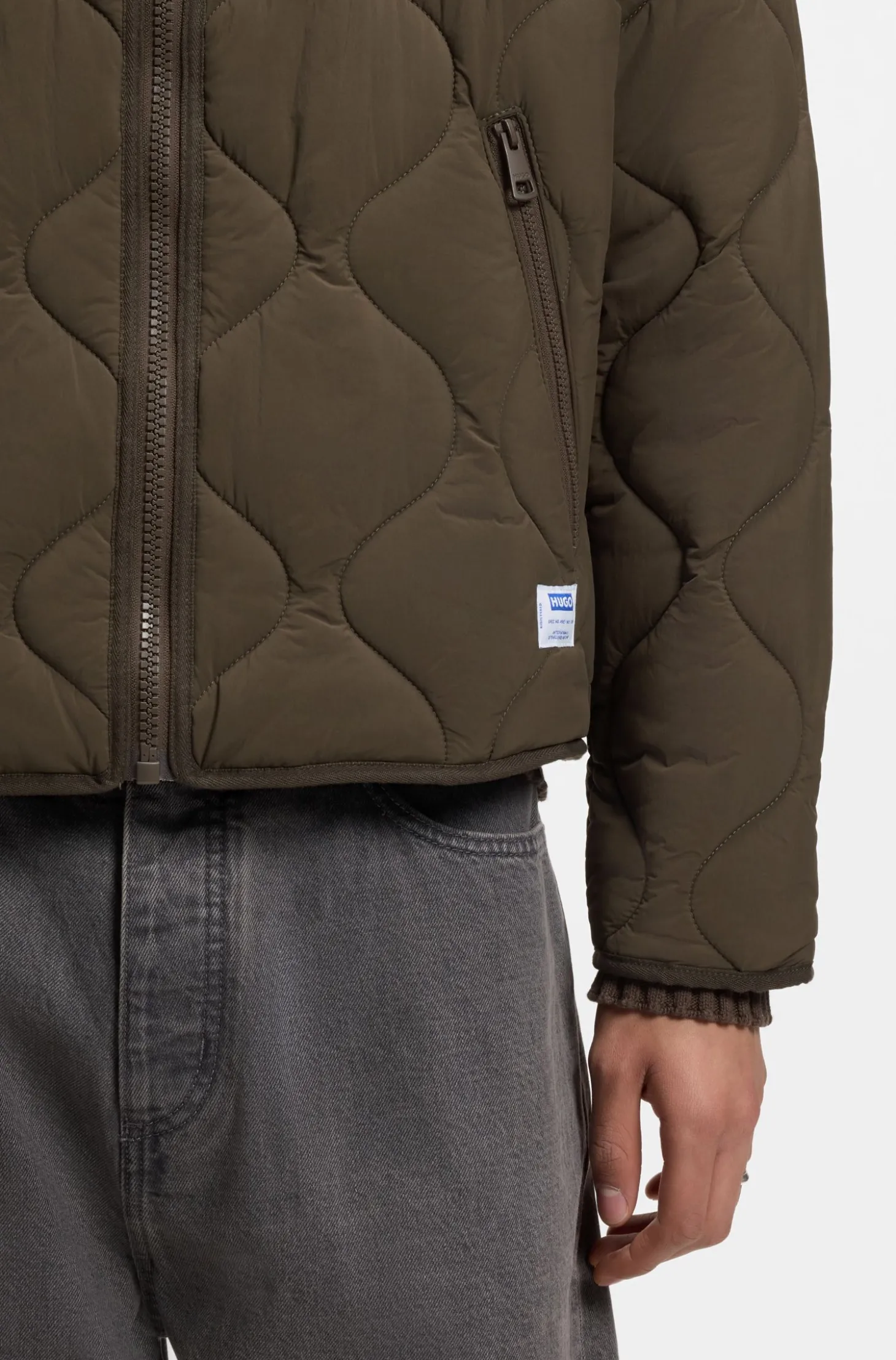 Wasserabweisende Jacke mit geschwungenen Absteppungen