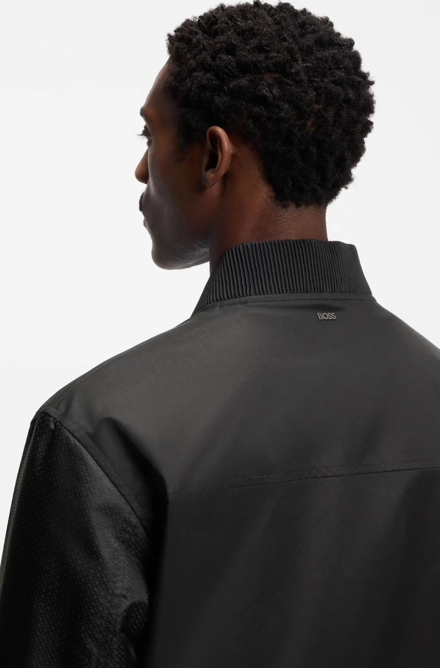 Wasserabweisende Jacke mit Monogramm-Muster an den Ärmeln