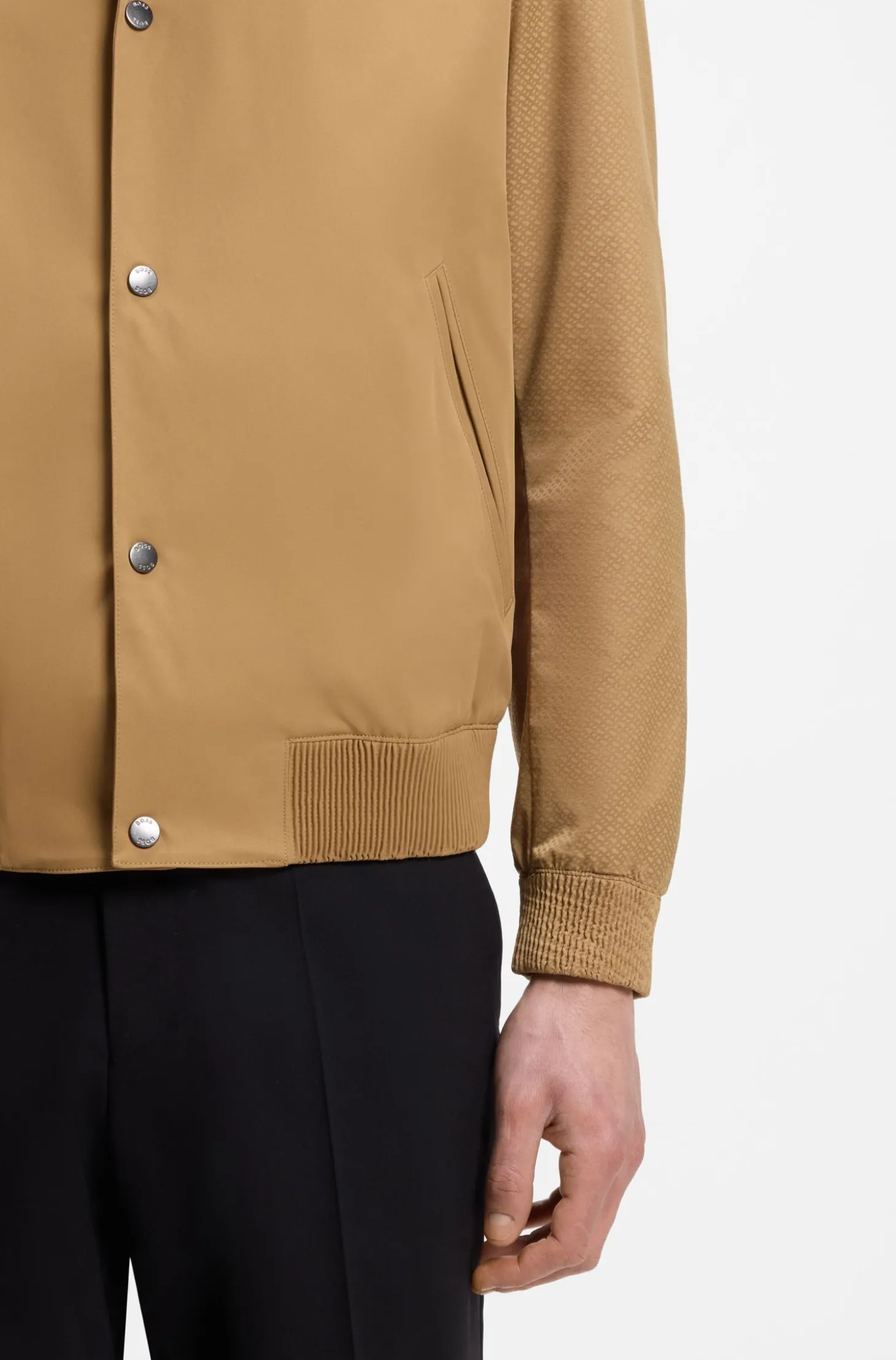 Wasserabweisende Jacke mit Monogramm-Muster an den Ärmeln
