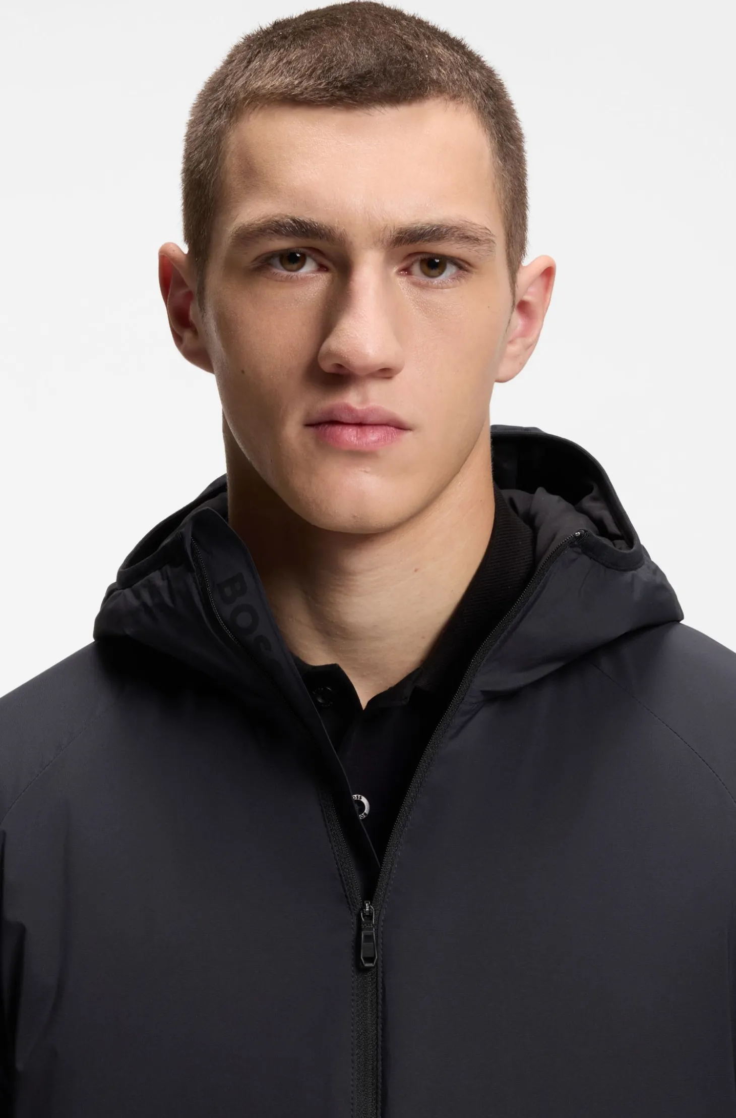 Wasserabweisende Jacke mit verstellbarem Saum