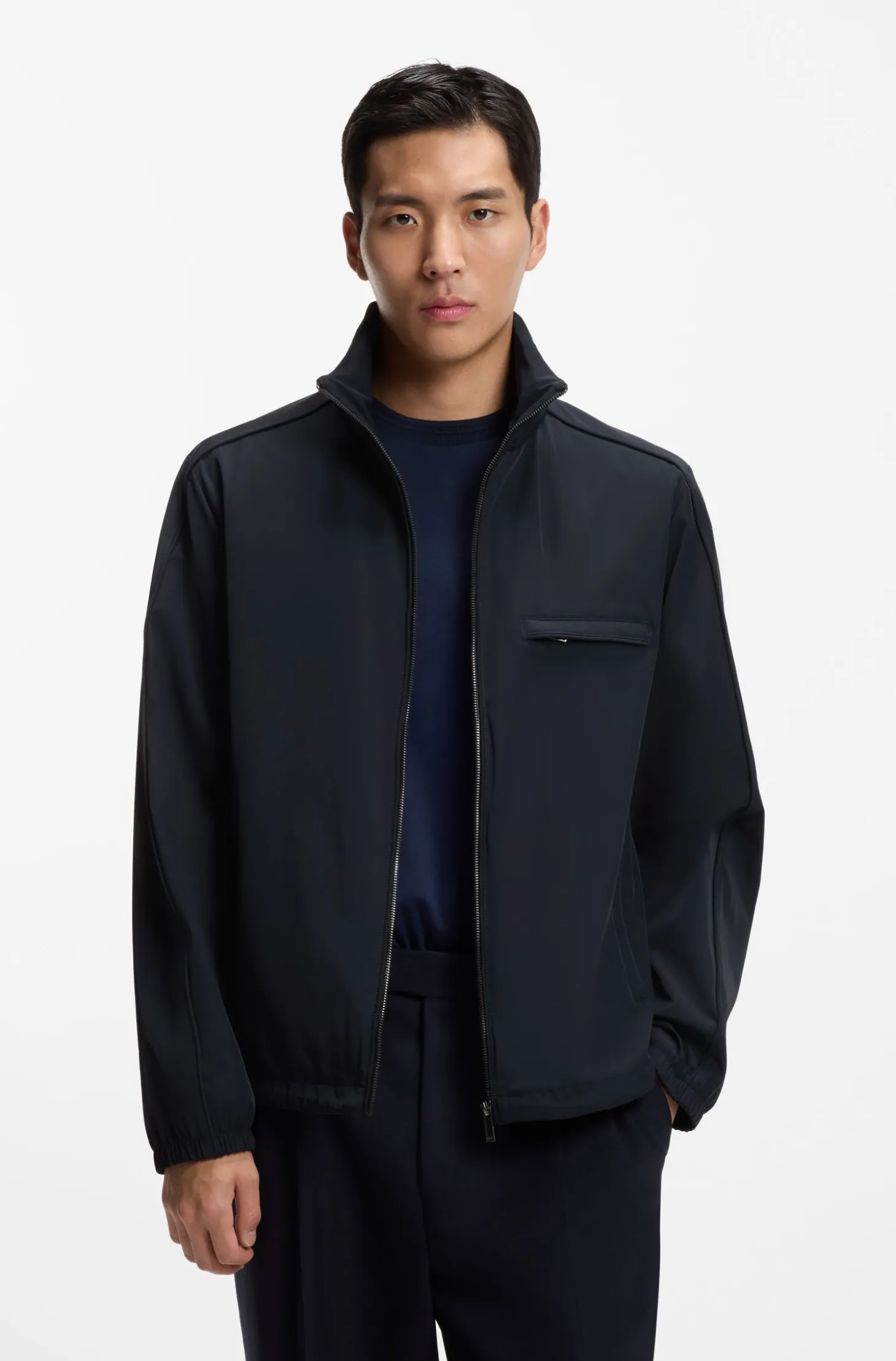 Wasserabweisende Jacke mit verstaubarer Kapuze