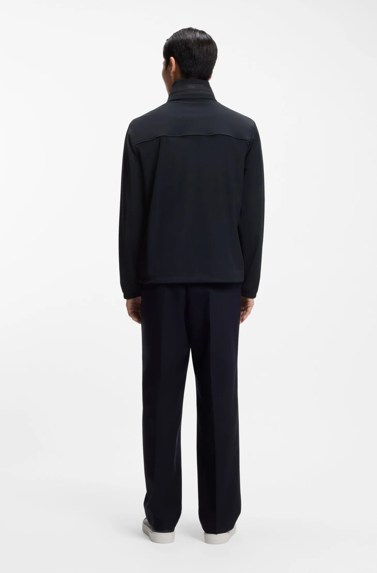 Wasserabweisende Jacke mit verstaubarer Kapuze