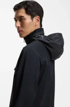 Wasserabweisende Jacke mit verstaubarer Kapuze