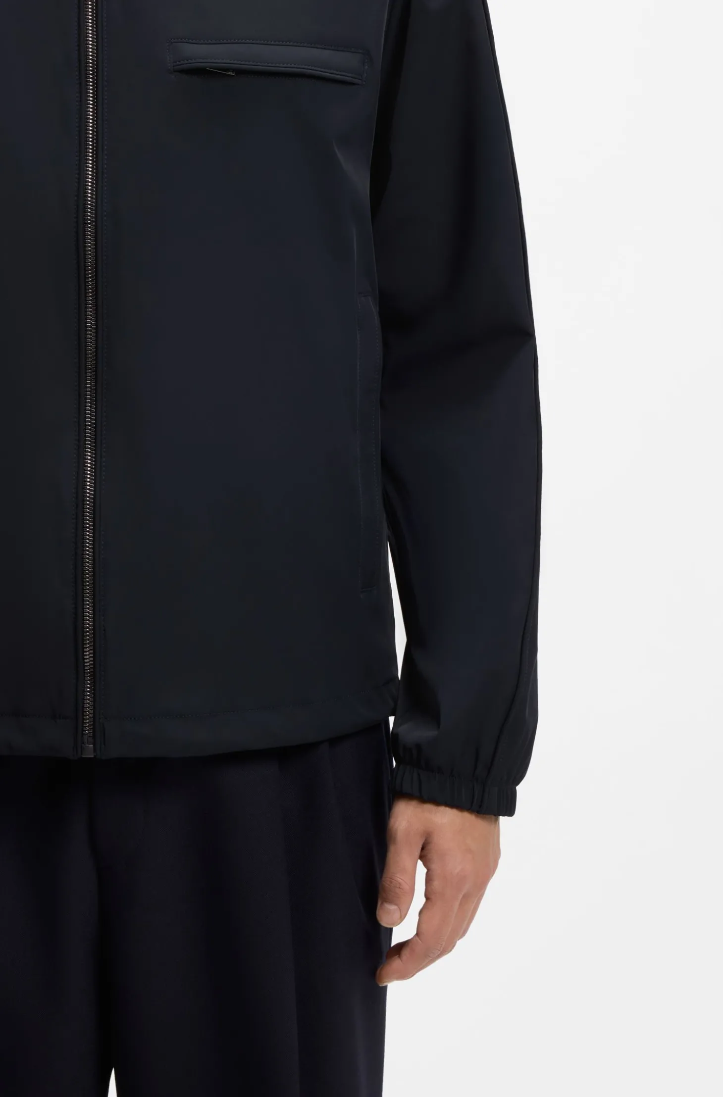 Wasserabweisende Jacke mit verstaubarer Kapuze