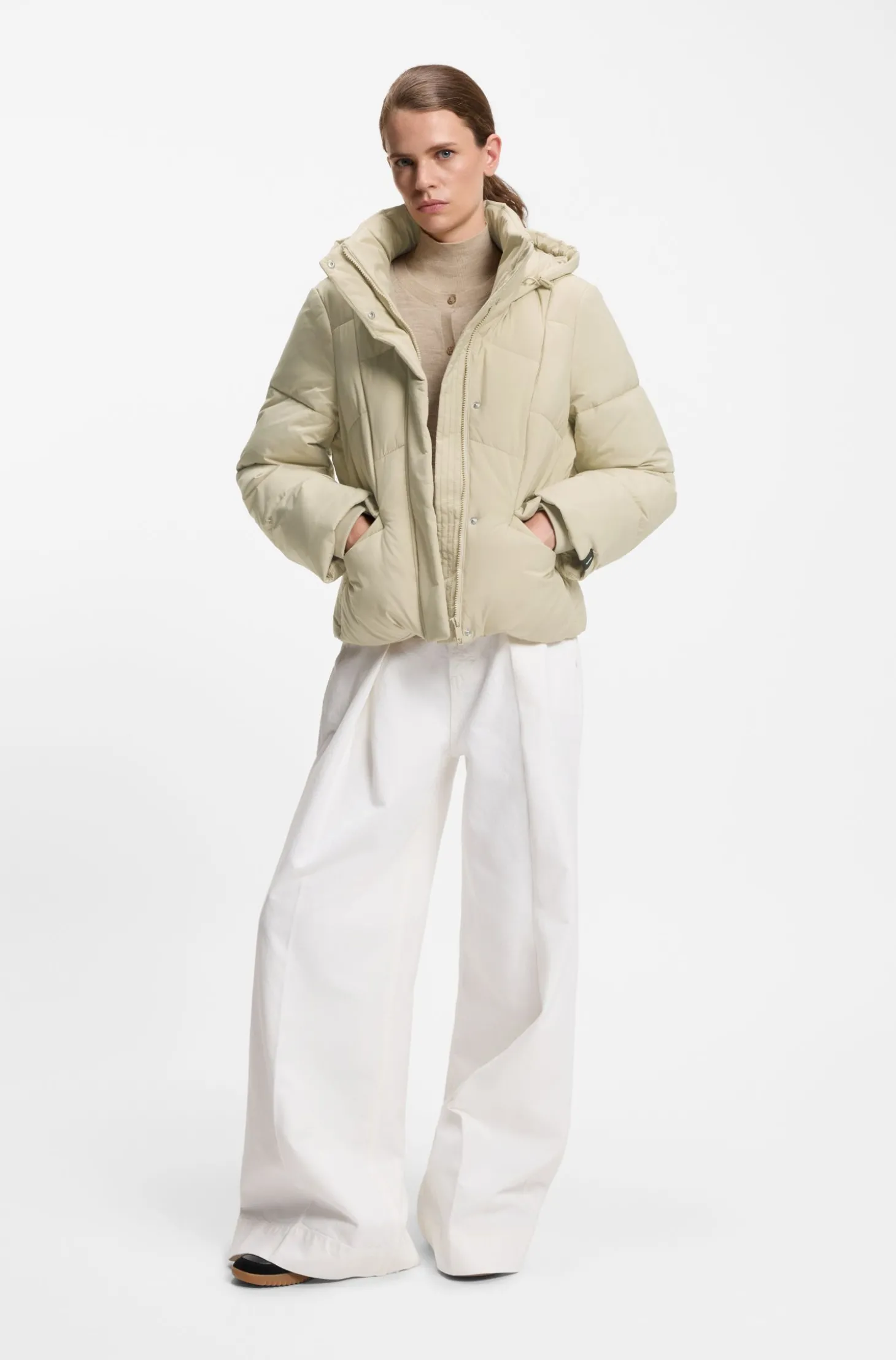 Wattierte Jacke mit Kapuze und Paspeln