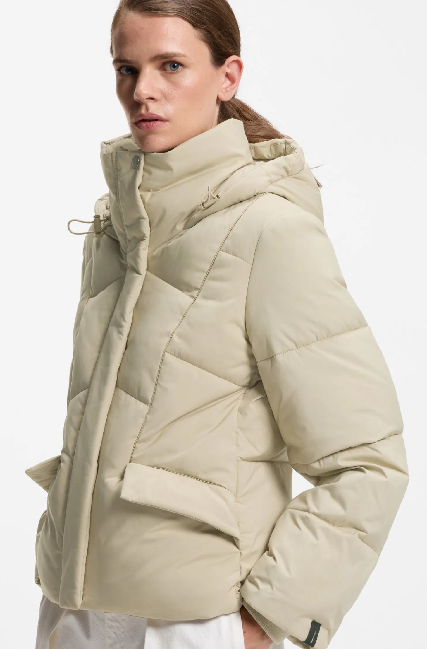 Wattierte Jacke mit Kapuze und Paspeln