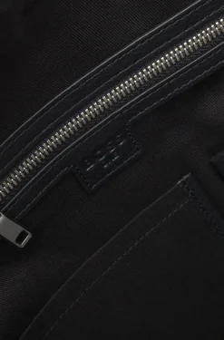 Weekender aus genarbtem Leder mit Logo-Prägung