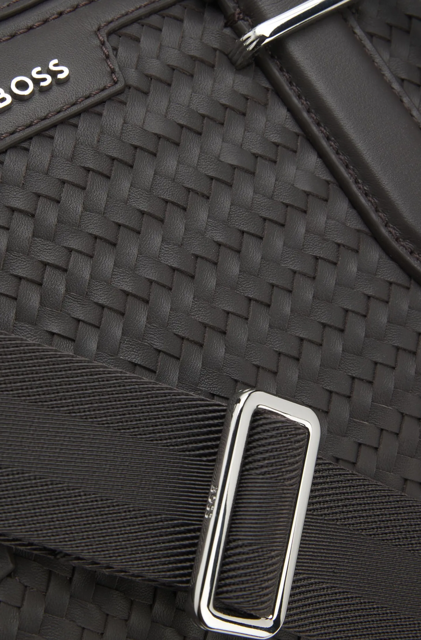 Weekender aus gewebtem Leder mit silberfarbenem Logo