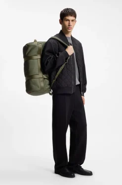 Weekender mit Rucksackriemen und Logo-Schriftzug