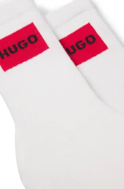 Zweierpack kurze Socken mit roten Logos
